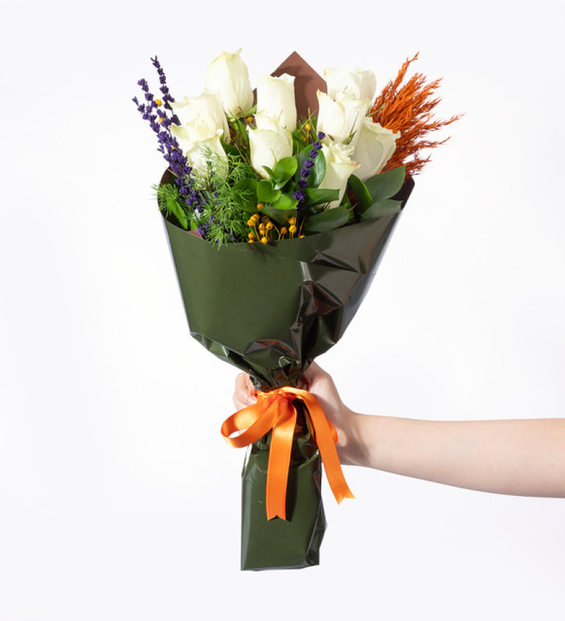 Yeşil Kahve Bukette 9 Beyaz Gül ve Lavanta