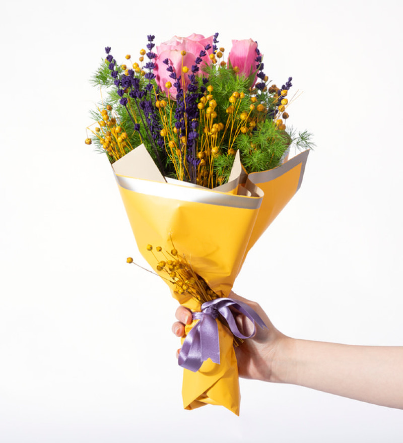 Sarı Bukette 3 Pembe Gül, Sarı Luna ve Lavanta