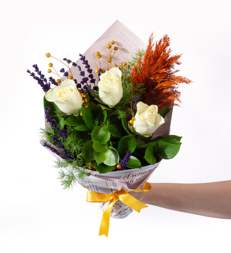 Gri Gazete Bukette 3 Beyaz Gül ve Lavanta