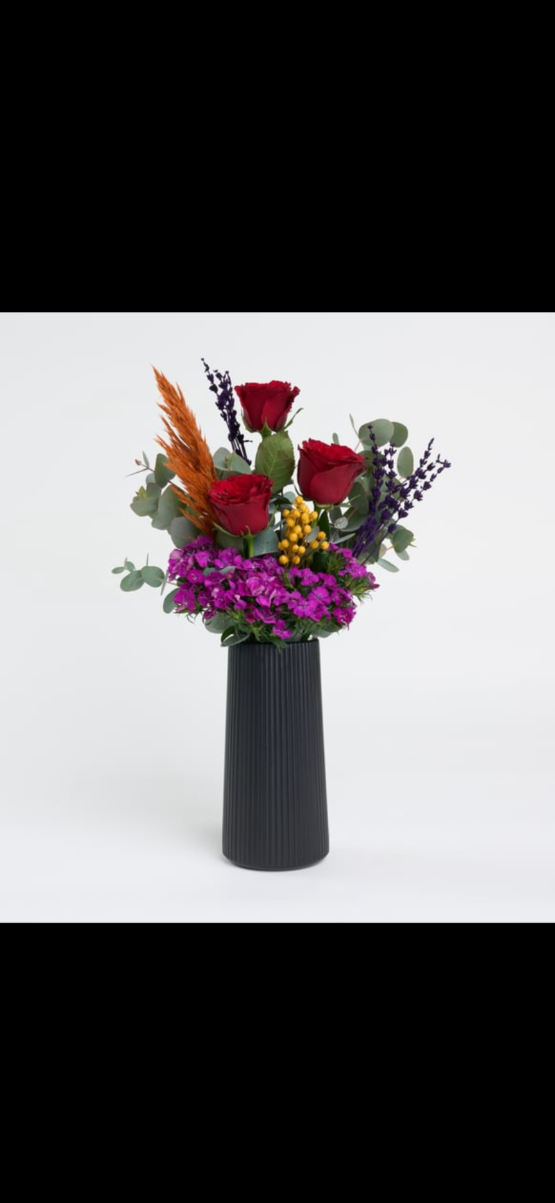 Plastık vazoda 3 adet kırmızı gül ve hüsnüyusuf 