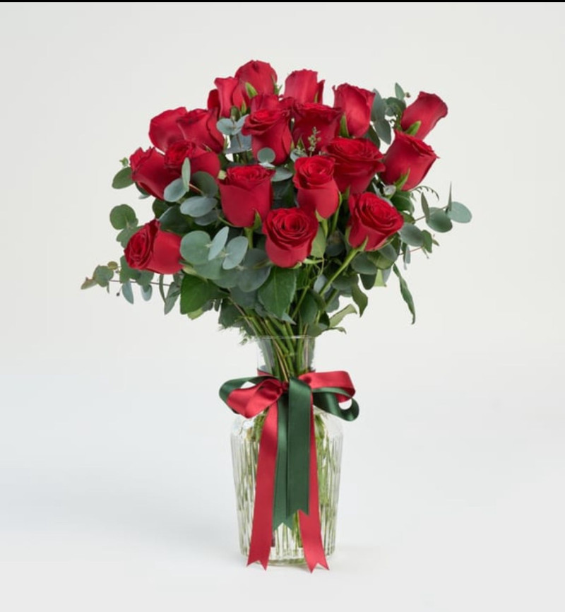 Çizgili Cam Sürahi Vazoda 21 Kırmızı Gül