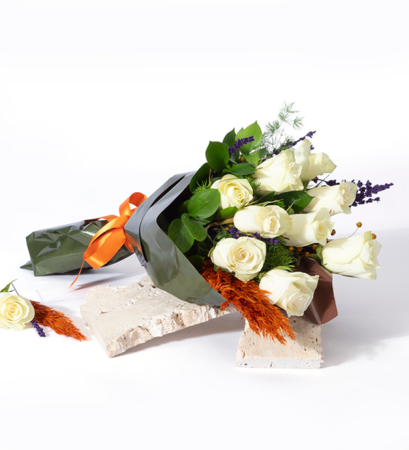 Yeşil Kahve Bukette 9 Beyaz Gül ve Lavanta