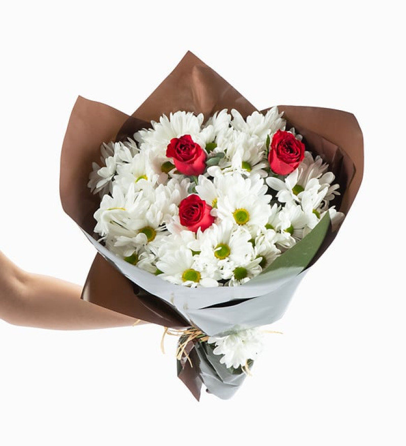 Yeşil Kahve Bukette Kırmızı Güller ve Papatyalar